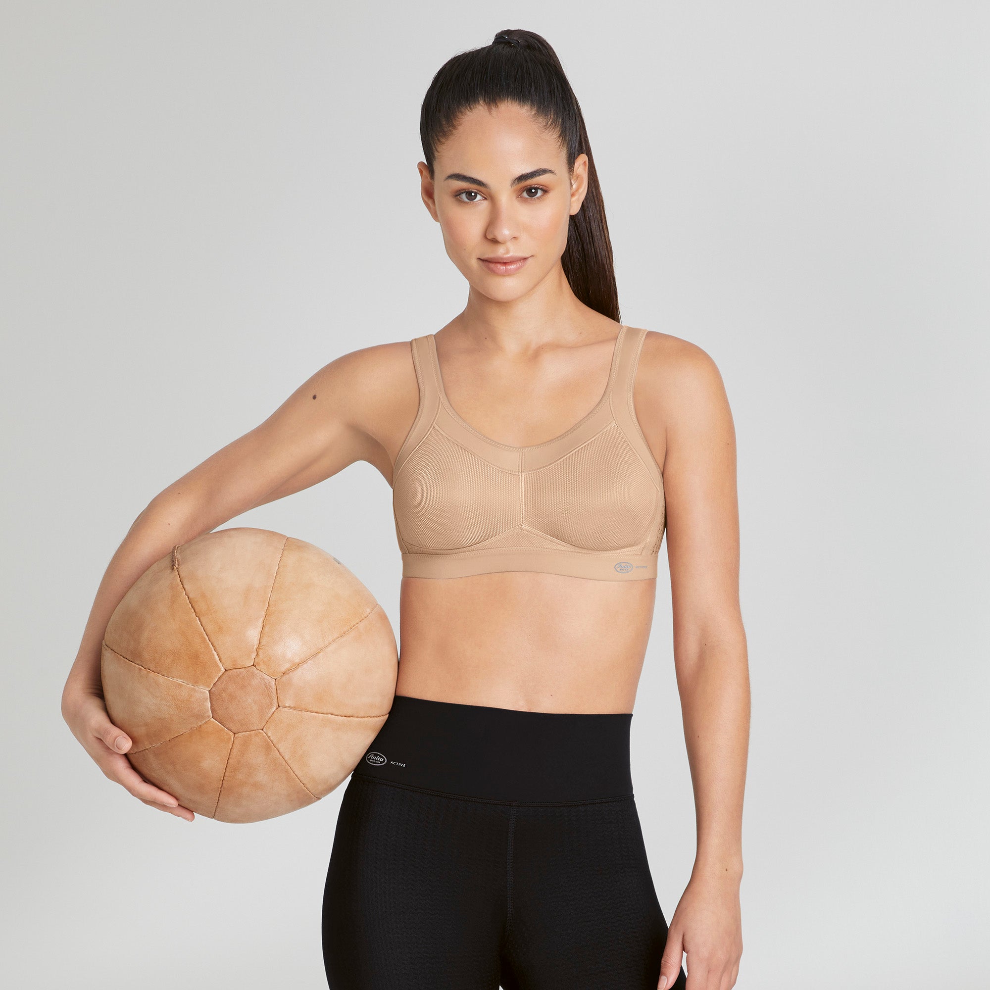 Anita Active Momentum urheiluliivit nude, mallin päällä