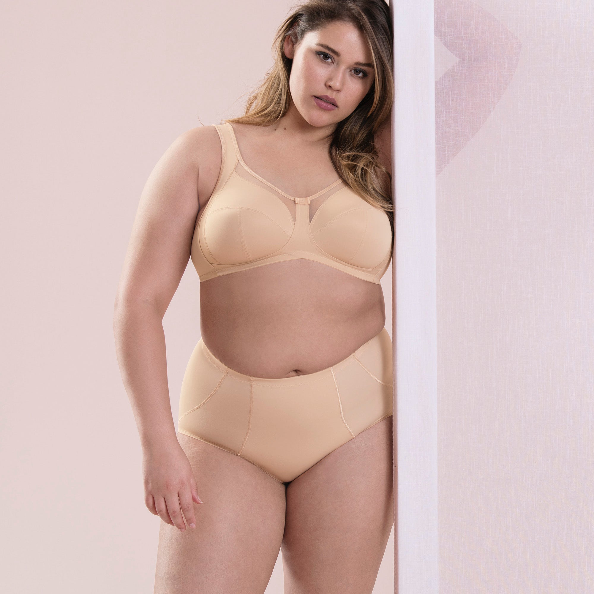 Anita Clara kaarituettomat rintaliivit roosa, mallin päällä