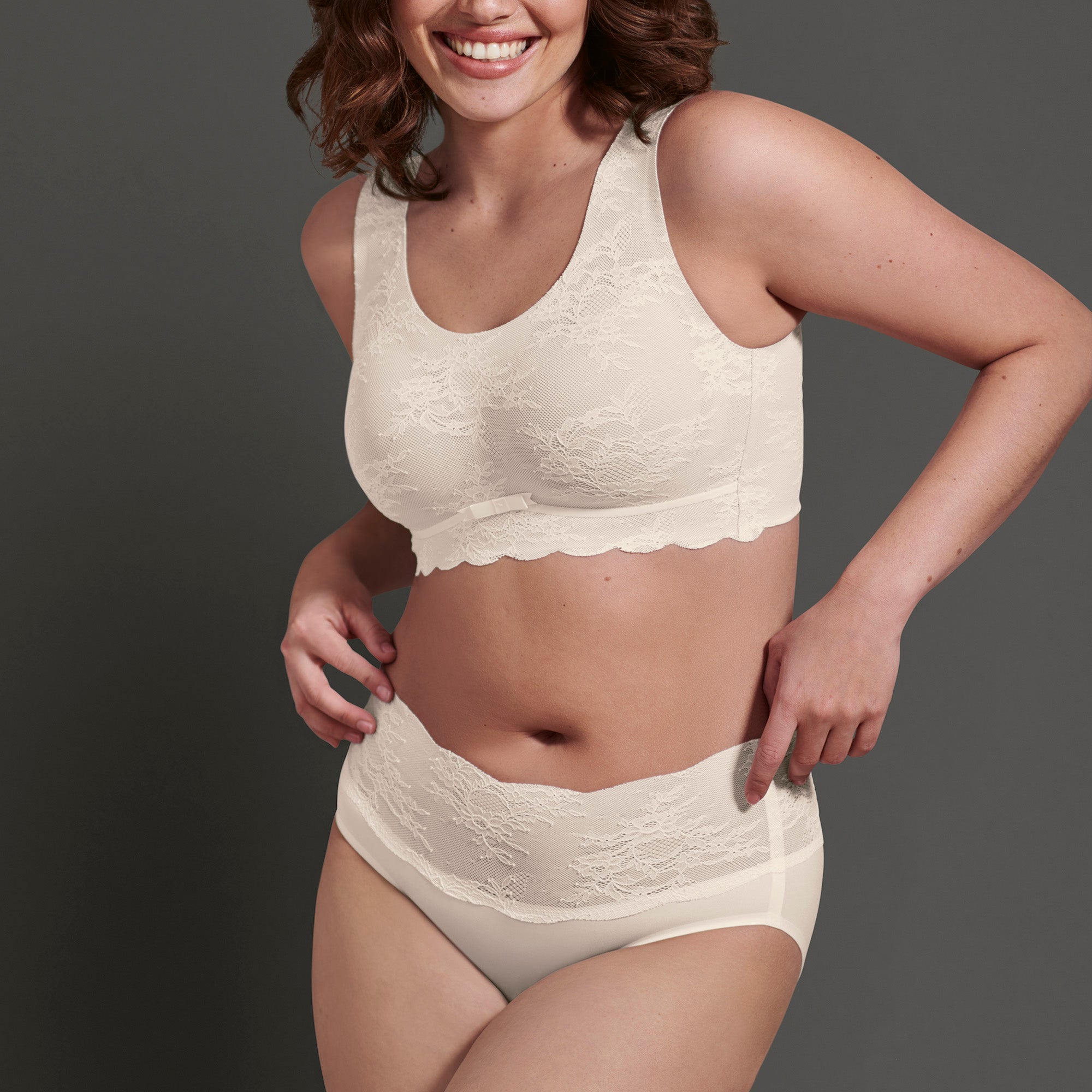 Anita Essential Lace bralette luonnonvalkoinen, mallin päällä