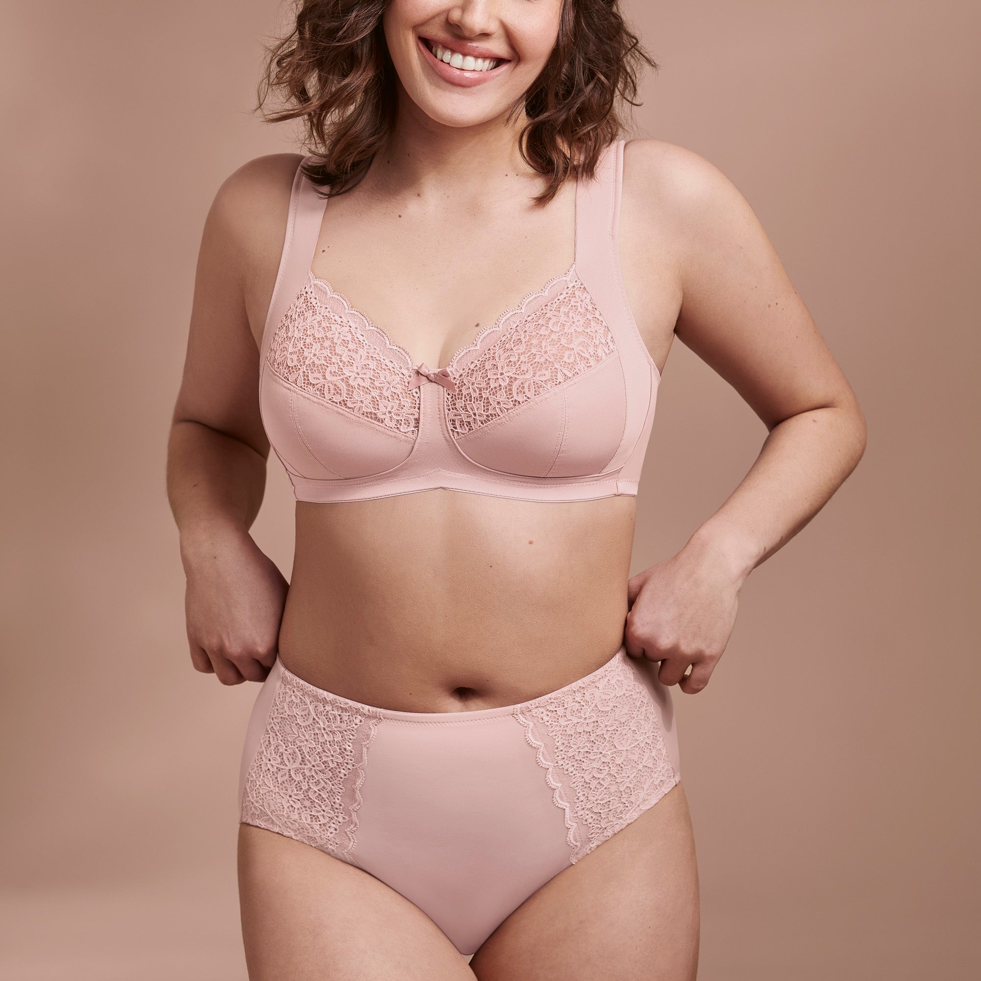 Anita Havanna kaarituettomat rintaliivit roosa mallin päällä