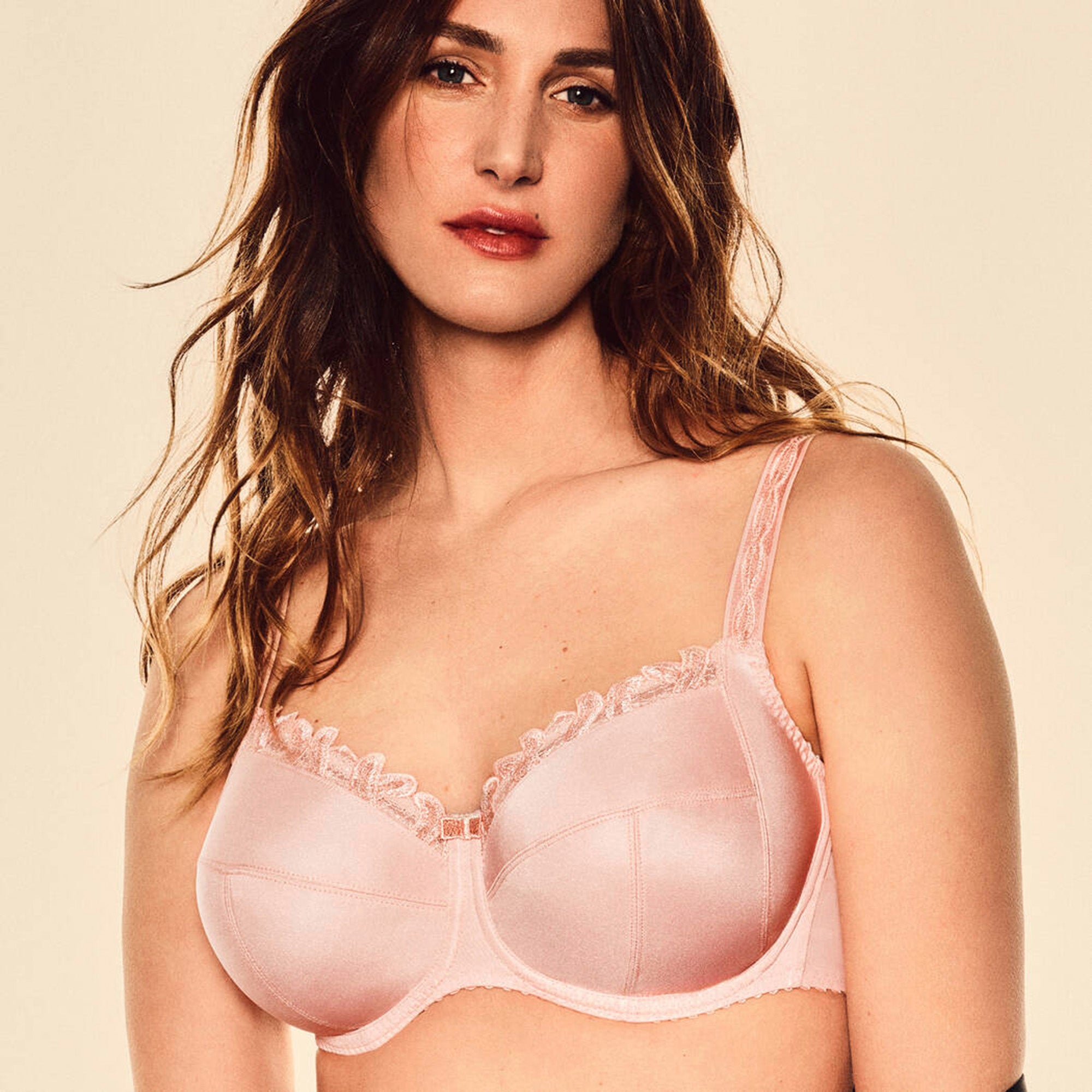 Louisa Bracq Julia Comfort Full Cup Bra rintaliivit nude roosa mallin päällä