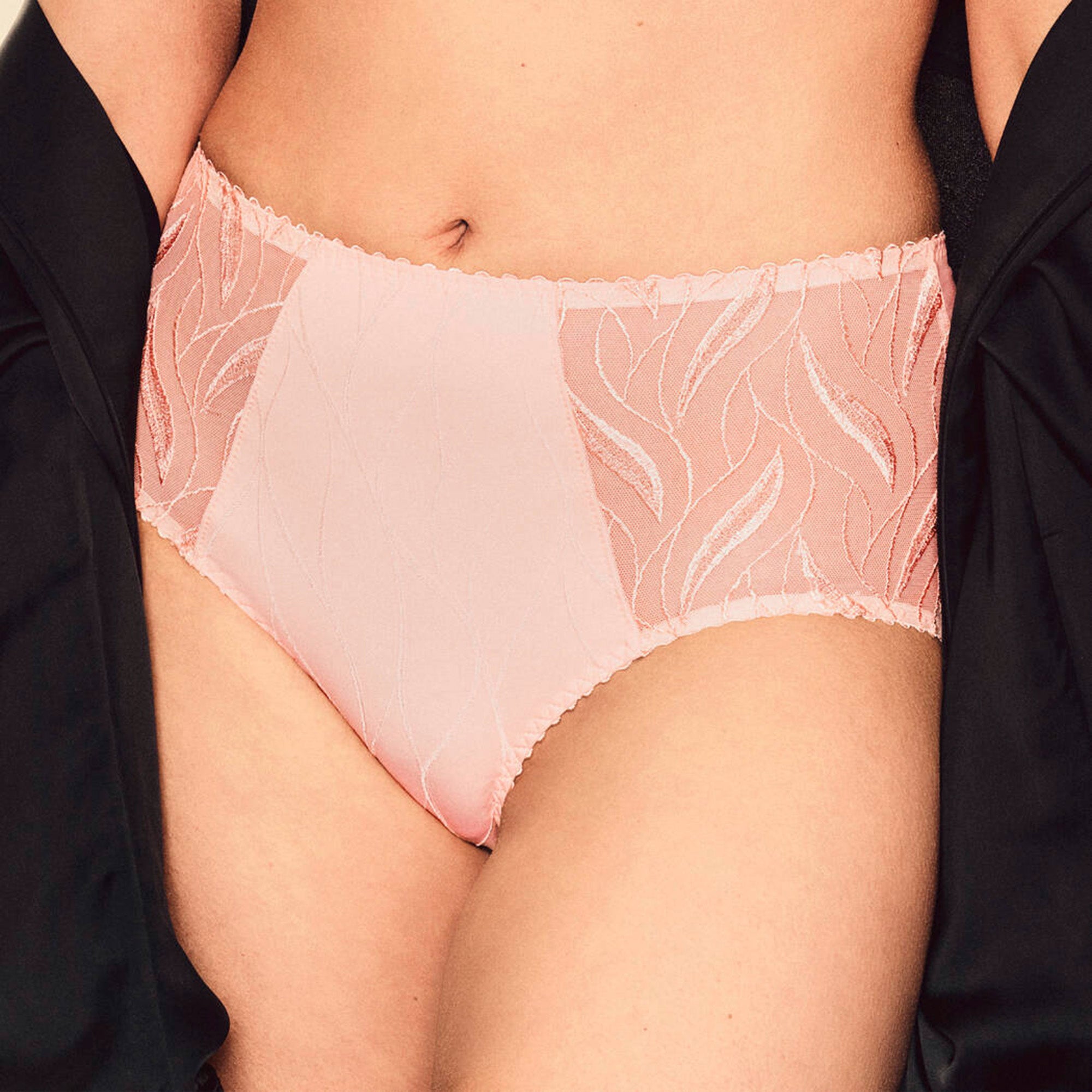 Louisa Bracq Julia Full Briefs korkeat alushousut nude roosa mallin päällä