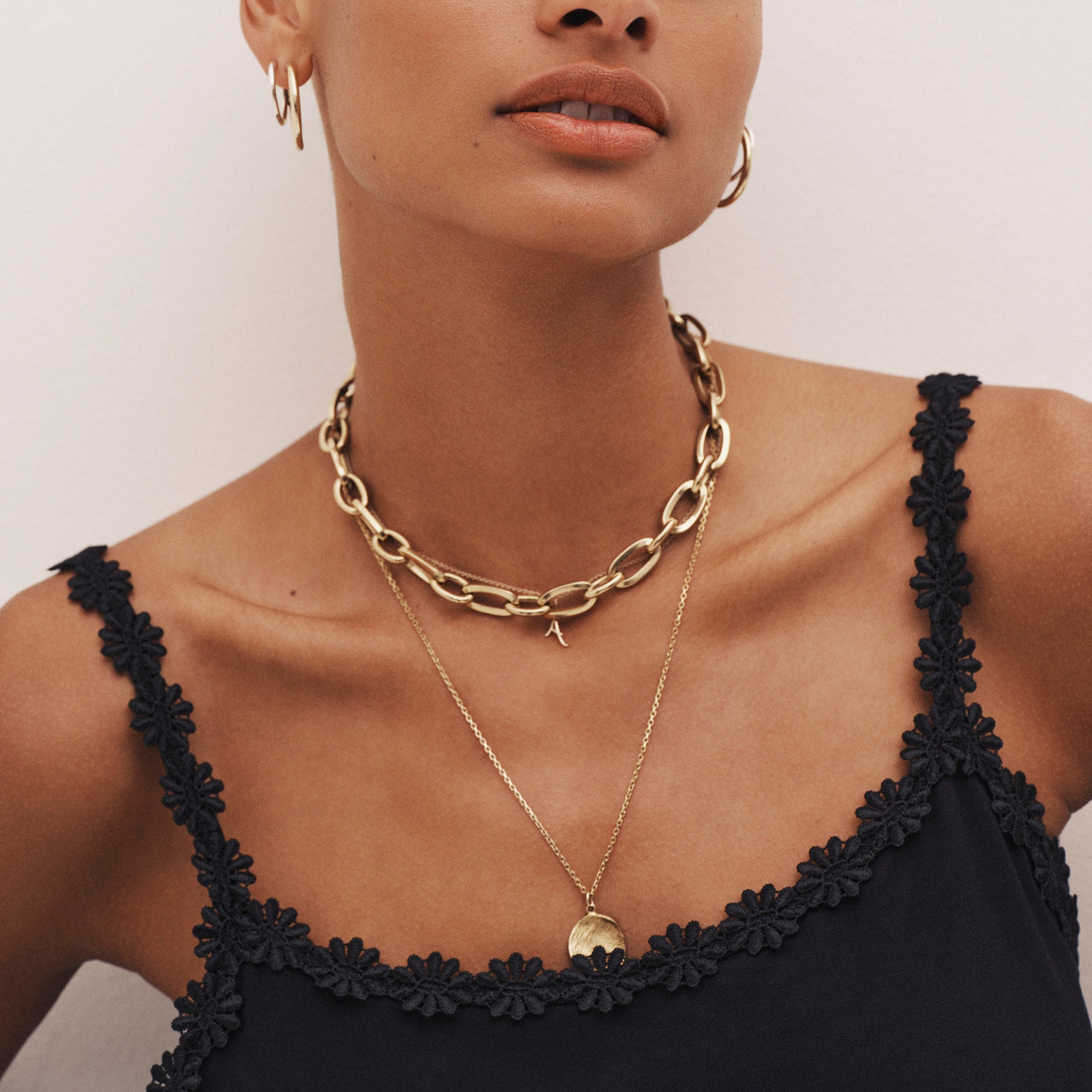 Marie Jo Avero kukkaolkain toppi musta mallin päällä lähikuva