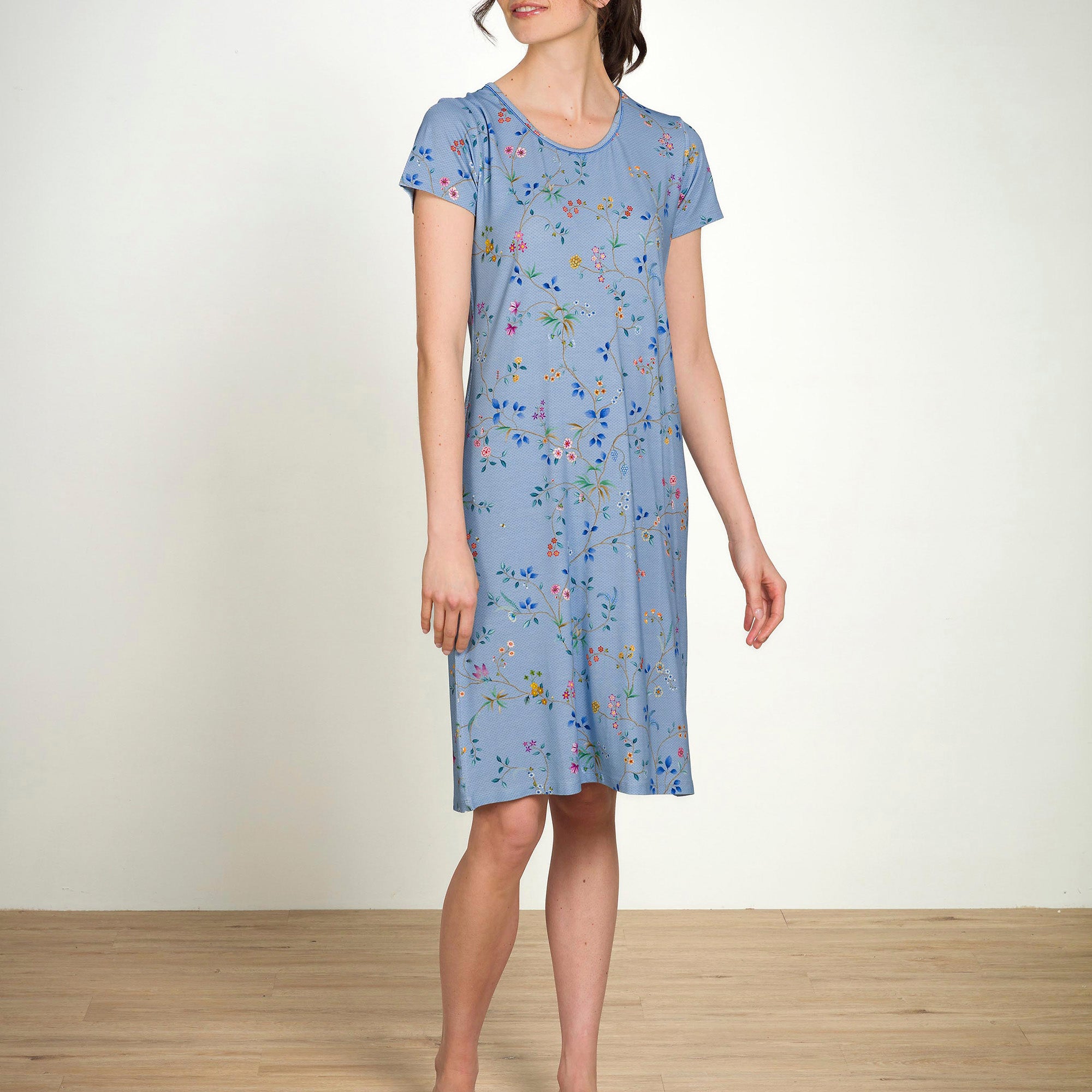 Pip Studio Daniela viskoosi yöpaita Delhi Dreams sininen mallin päällä edestä