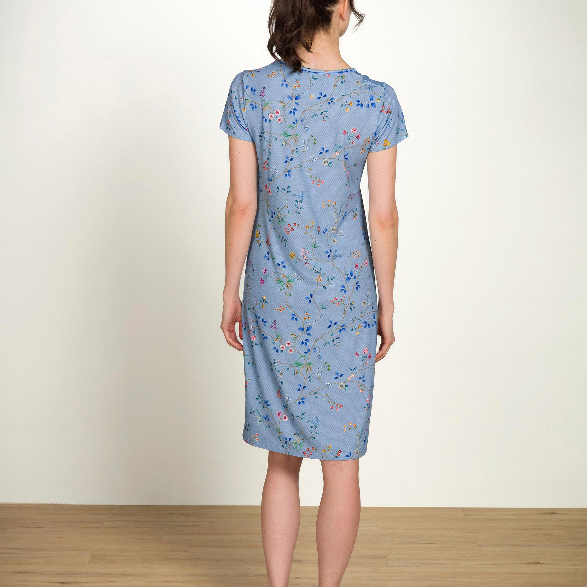 Pip Studio Daniela viskoosi yöpaita Delhi Dreams sininen mallin päällä takaa