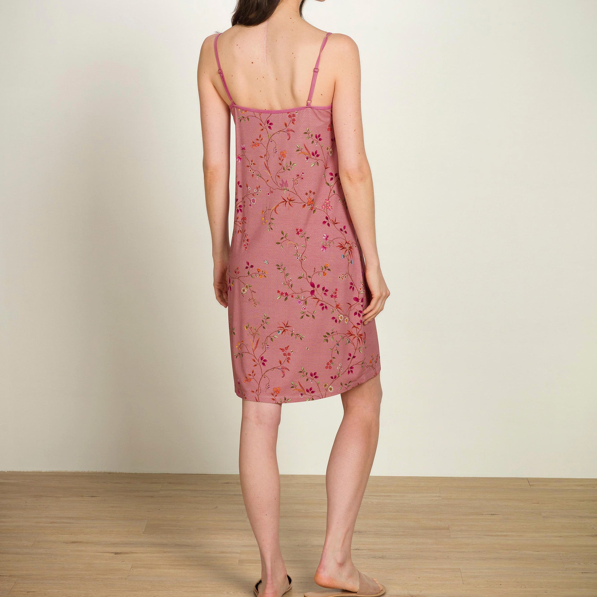 Pip Studio Diezel hihaton viskoosi yöpaita Delhi Dreams roosa mallin päällä takaa