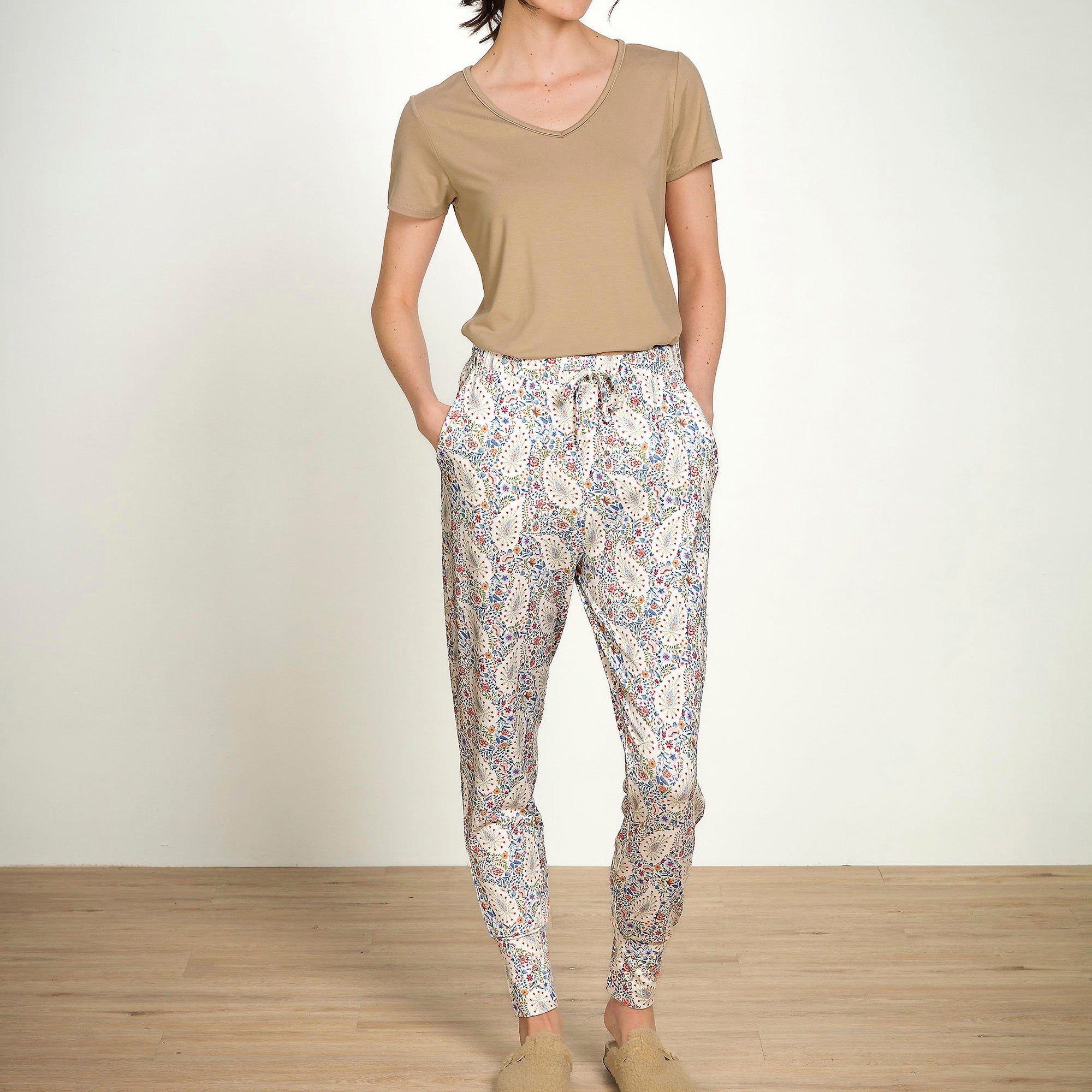 Pip Studio Bobien housut Kairi Bloom sininen mallin päällä edestä