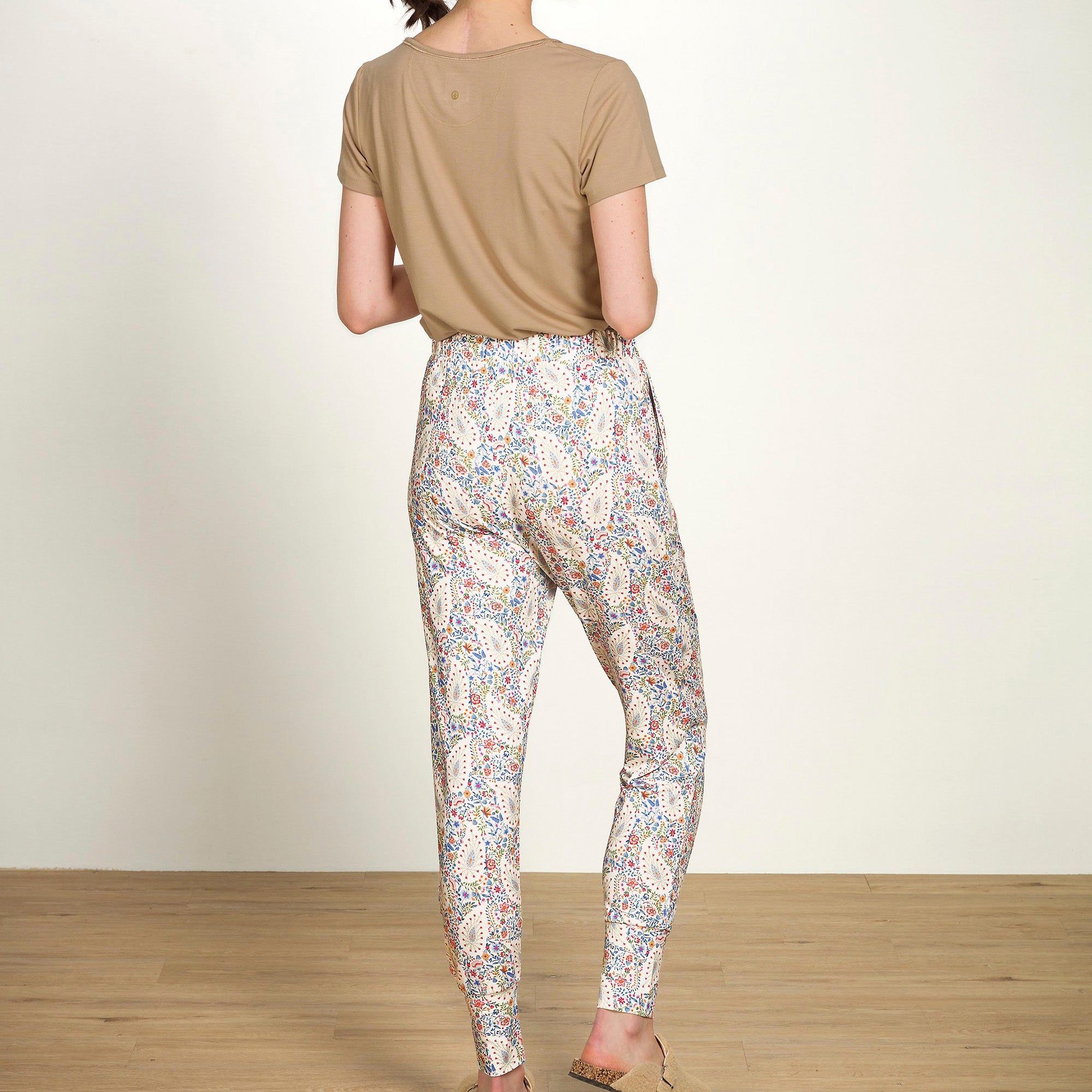 Pip Studio Bobien housut Kairi Bloom sininen mallin päällä takaa