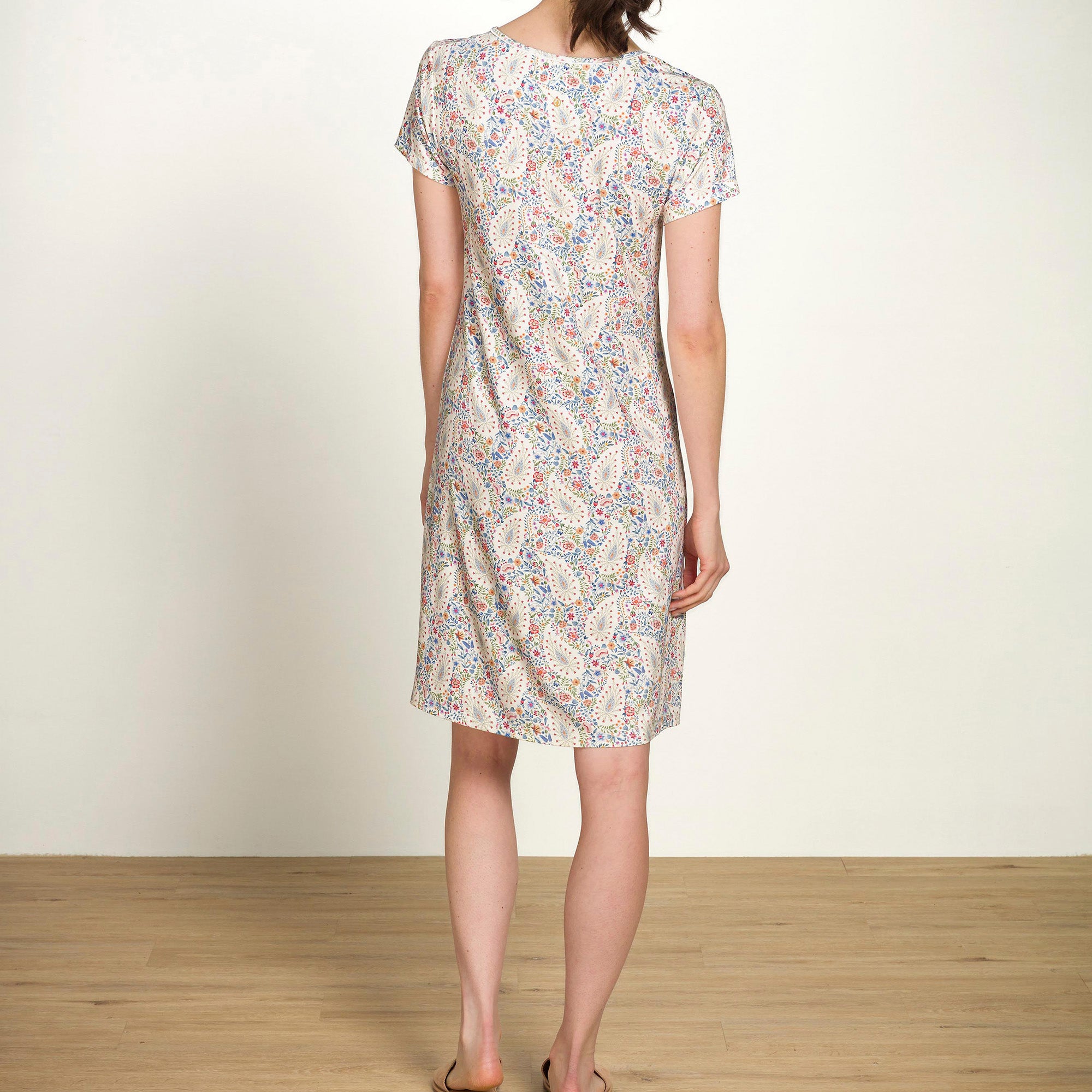 Pip Studio Djoy viskoosi yöpaita Kairi Bloom sininen mallin päällä takaa