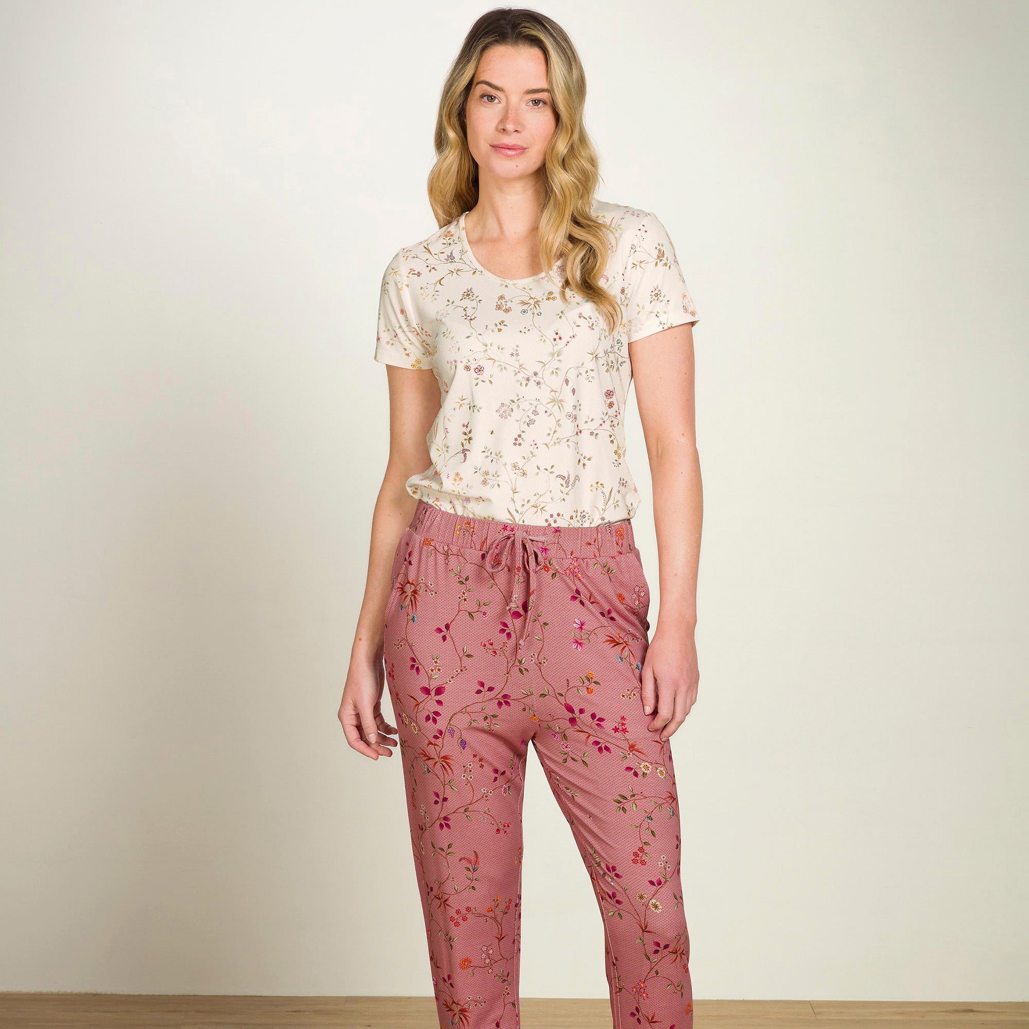 Pip Studio Tilly viskoosi T-paita Little Delhi luonnonvalkoinen mallin päällä edestä