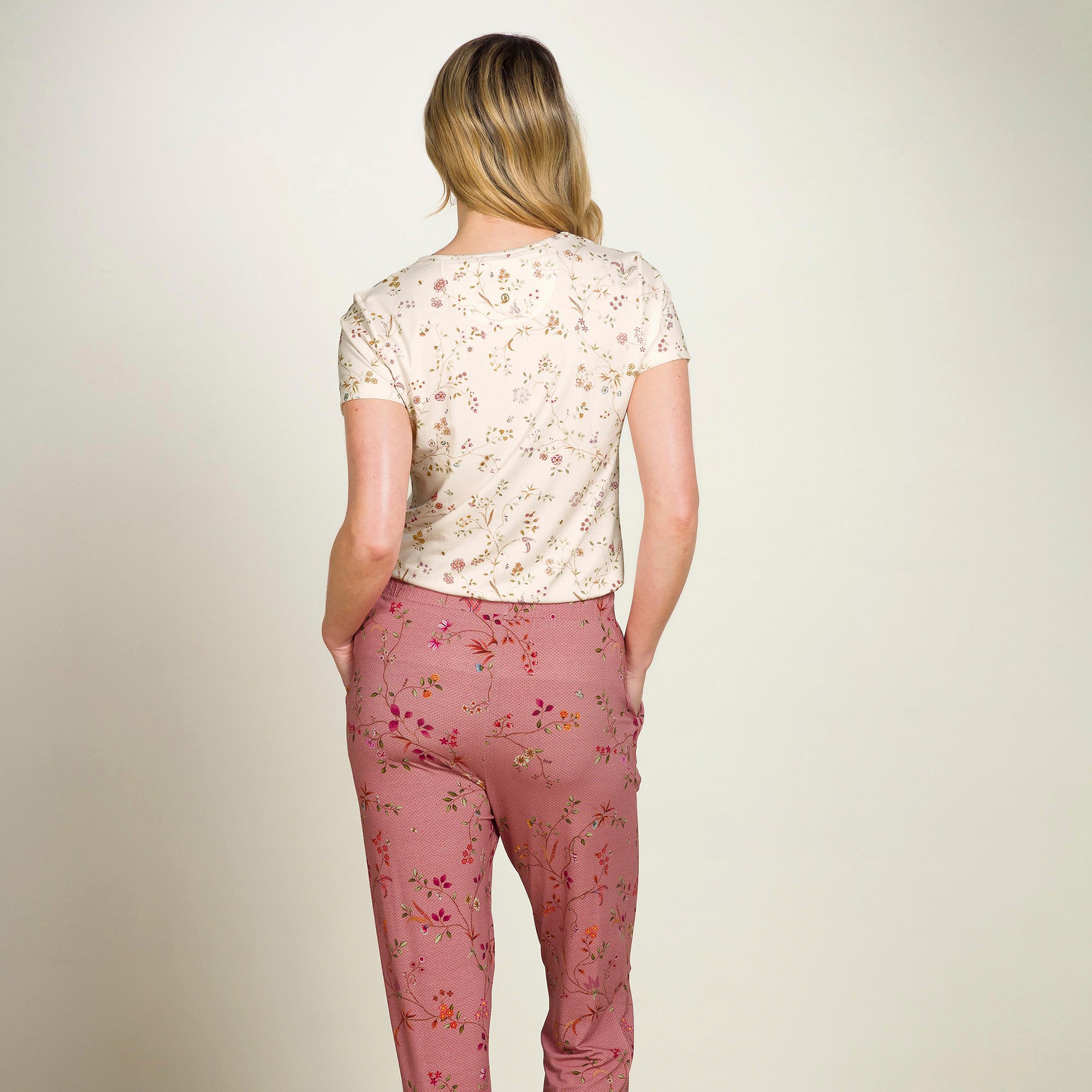 Pip Studio Tilly viskoosi T-paita Little Delhi luonnonvalkoinen mallin päällä takaa