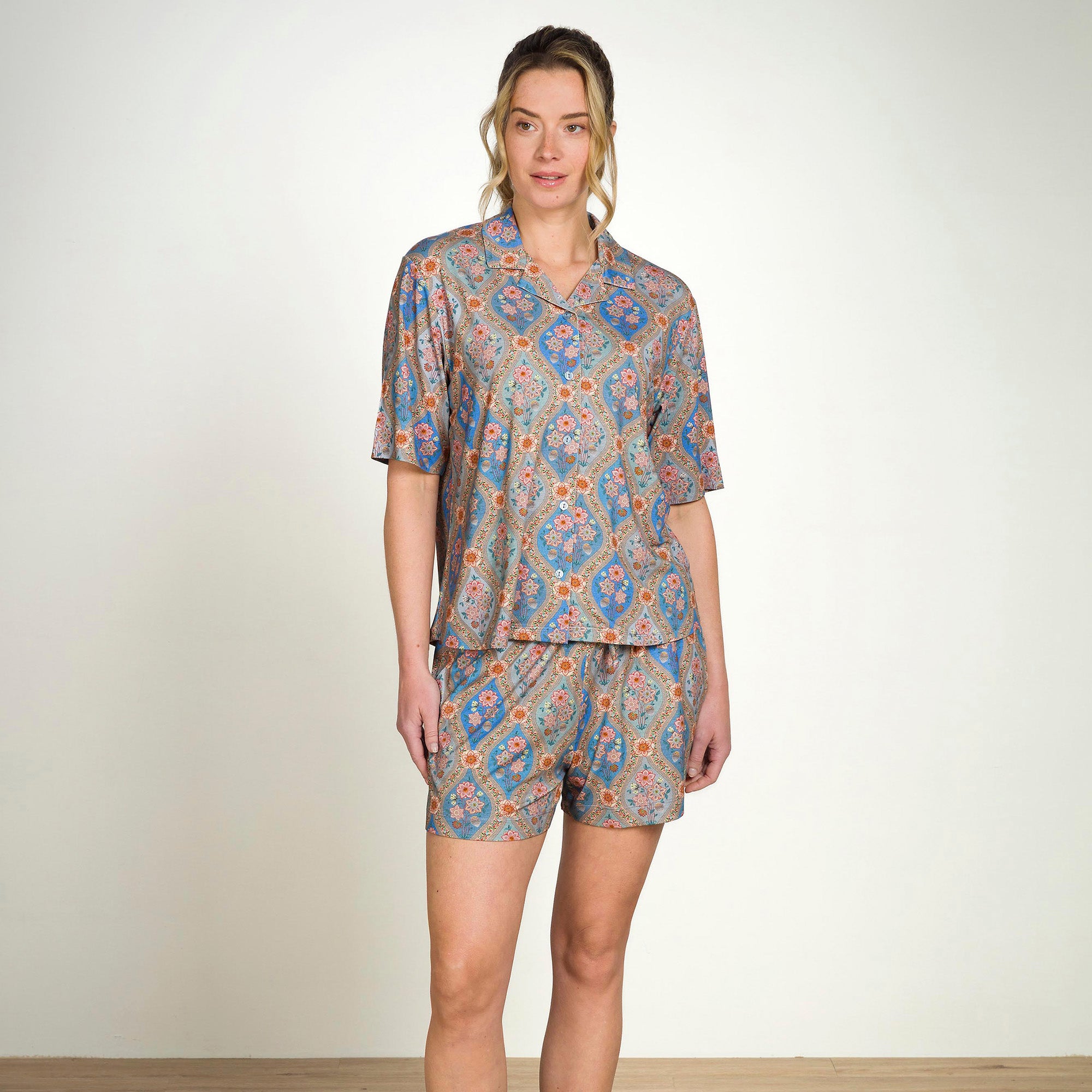 Pip Studio Bob viskoosi shortsit Ornamento sininen mallin päällä edestä