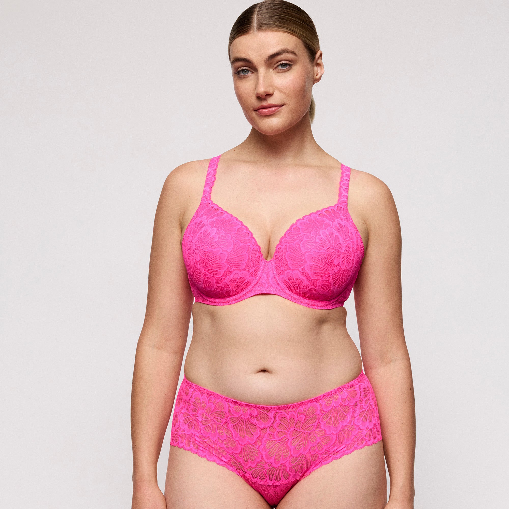 PrimaDonna Twist Mocuto topatut sydänmalliset rintaliivit kirkas pinkki mallin päällä