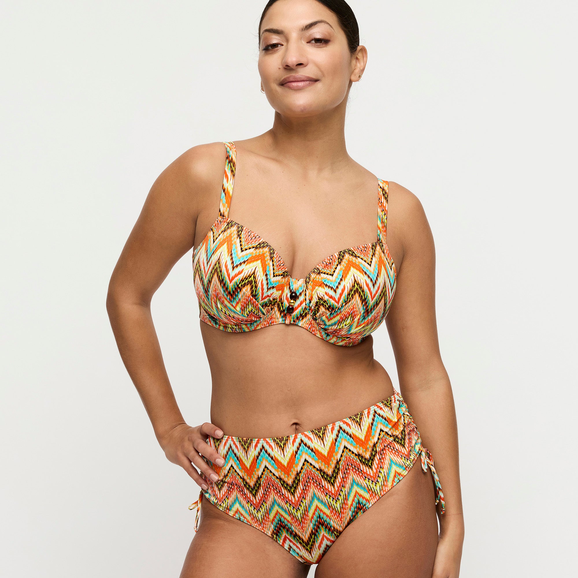 Prima Donna Tubou Bikini Full Briefs bikinihousut ikat-kuosi mallin päällä toisessa tuotekuvassa