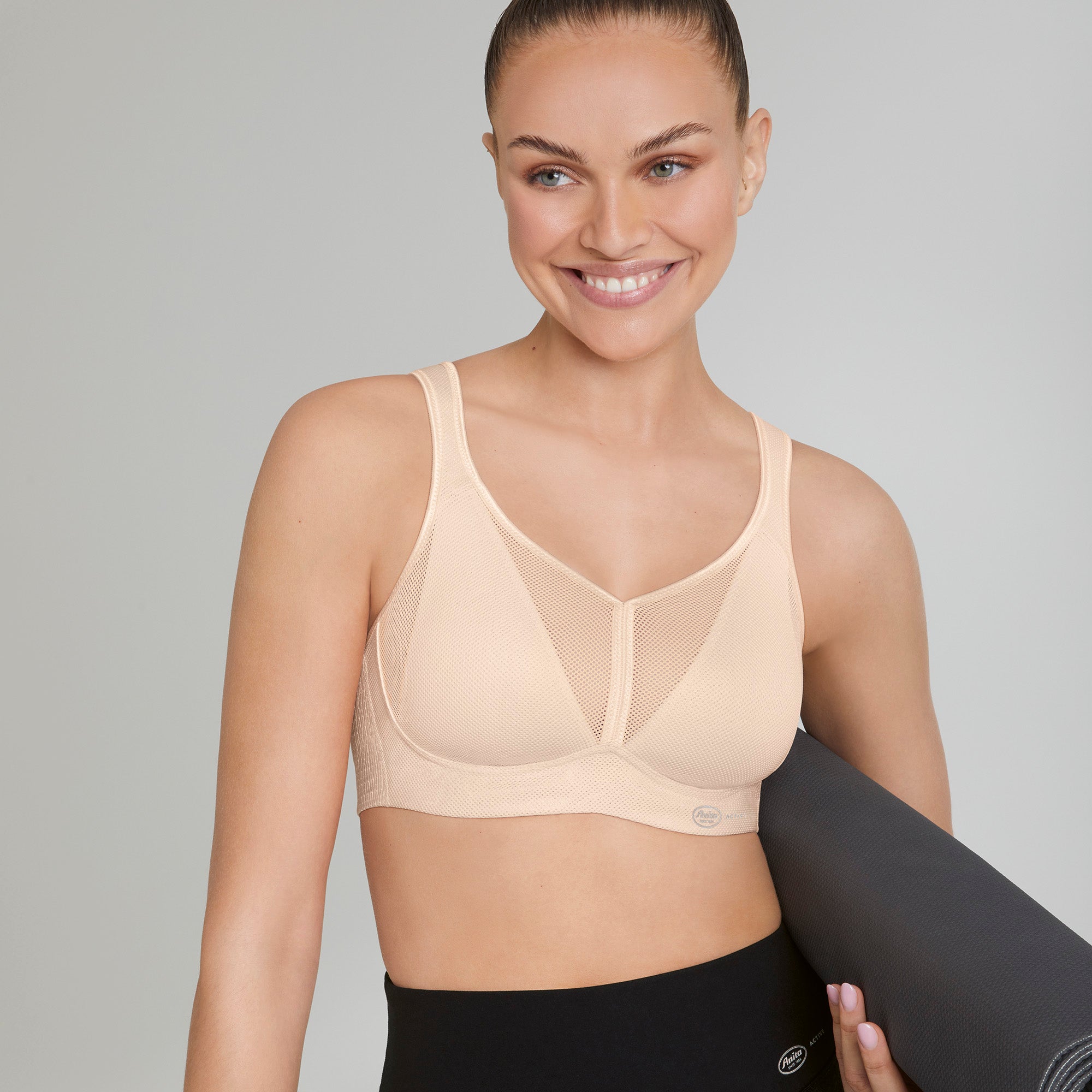 Anita Active Delta Pad urheiluliivit vaalea aprikoosi mallin päällä