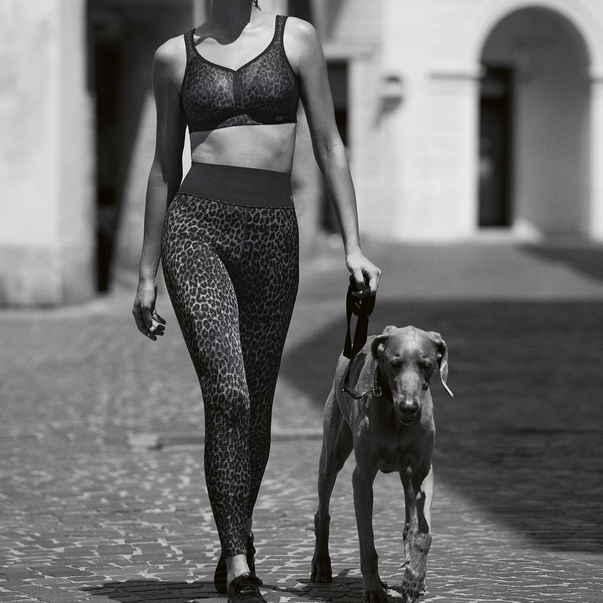 Anita Active Sports tights massage Leggings leopardikuosi mallin päällä edestä