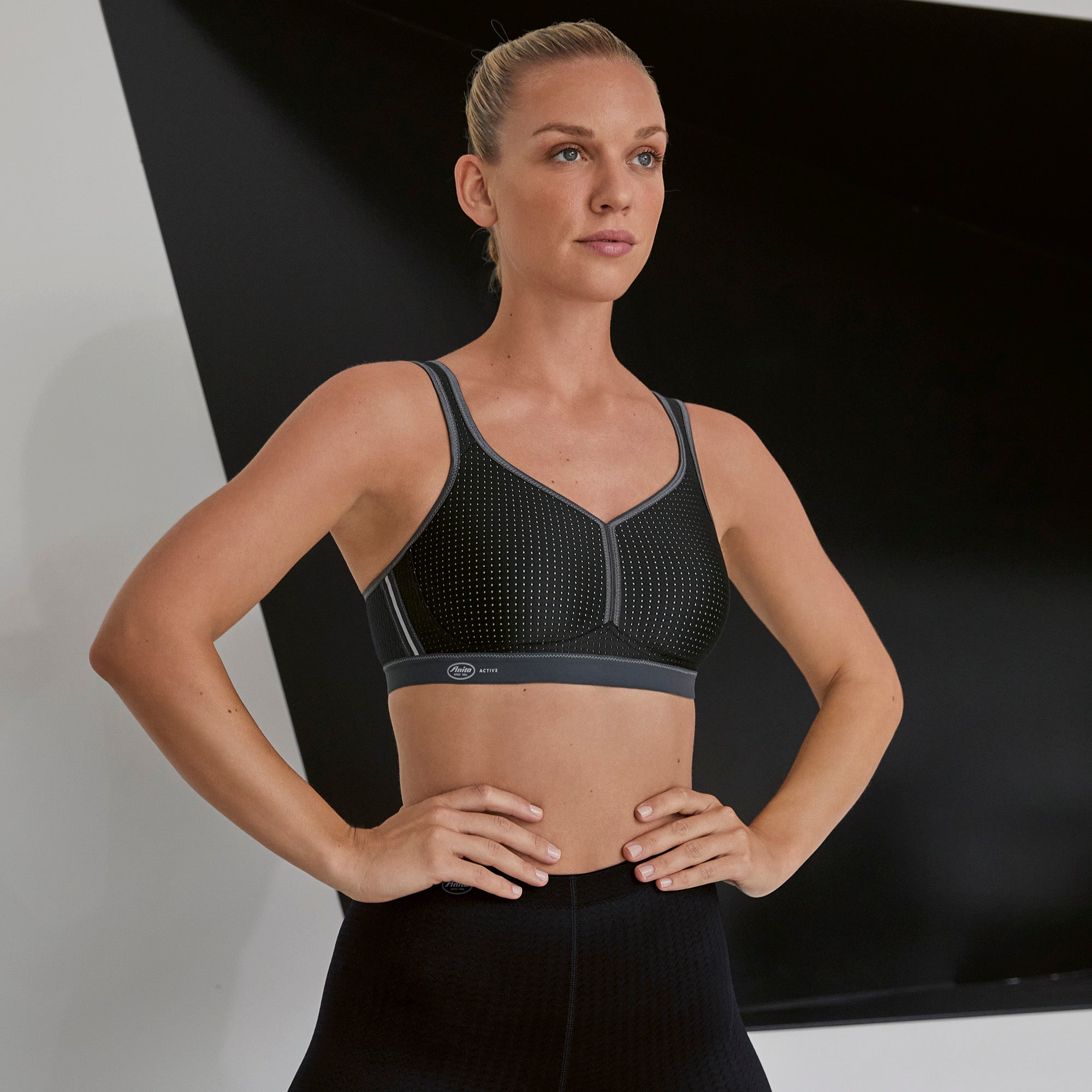 Anita Active Performance urheiluliivit musta, mallin päällä
