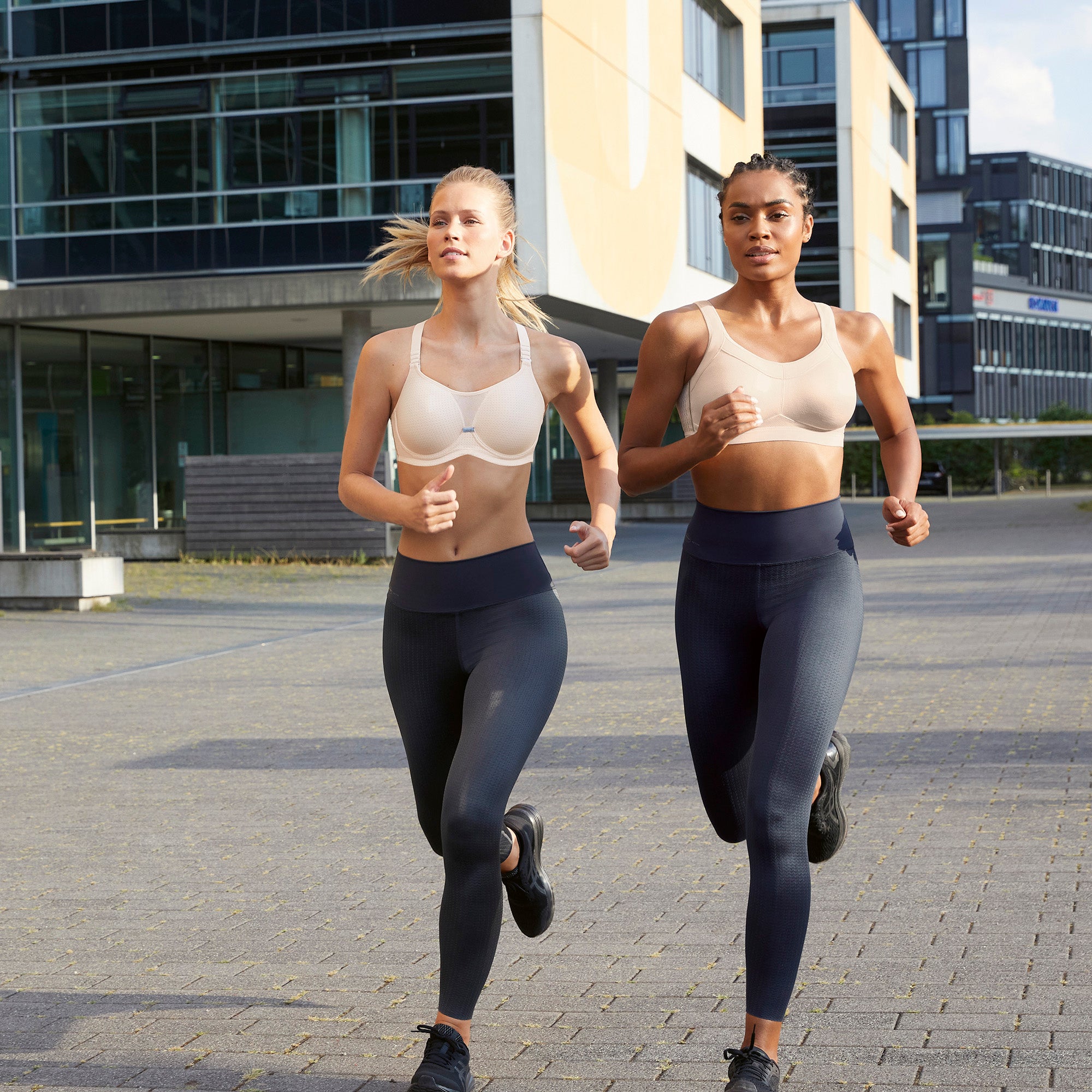 Anita Active Performance WireX urheiluliivit vaalea aprikoosi, mallin päällä
