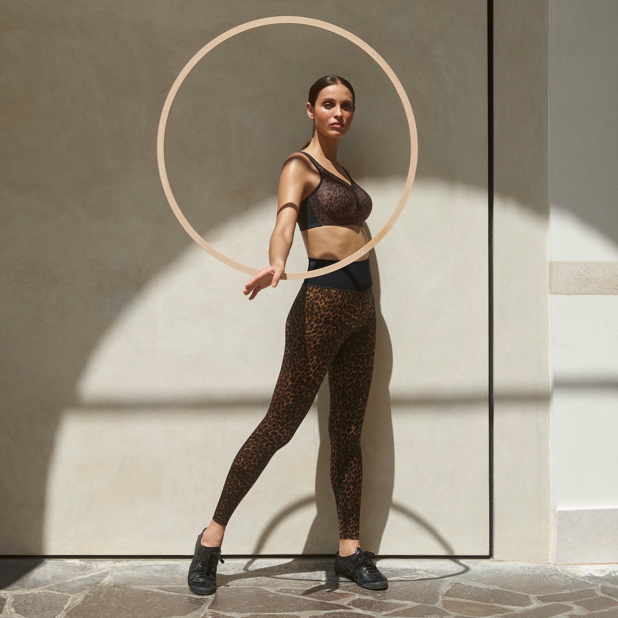 Anita Active Sports tights massage Leggings leopardikuosi mallin päällä