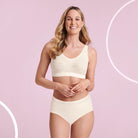 Anita Care Essential proteesi-bralette luonnonvalkoinen mallin päällä
