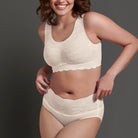 Anita Essential Lace bralette luonnonvalkoinen, mallin päällä