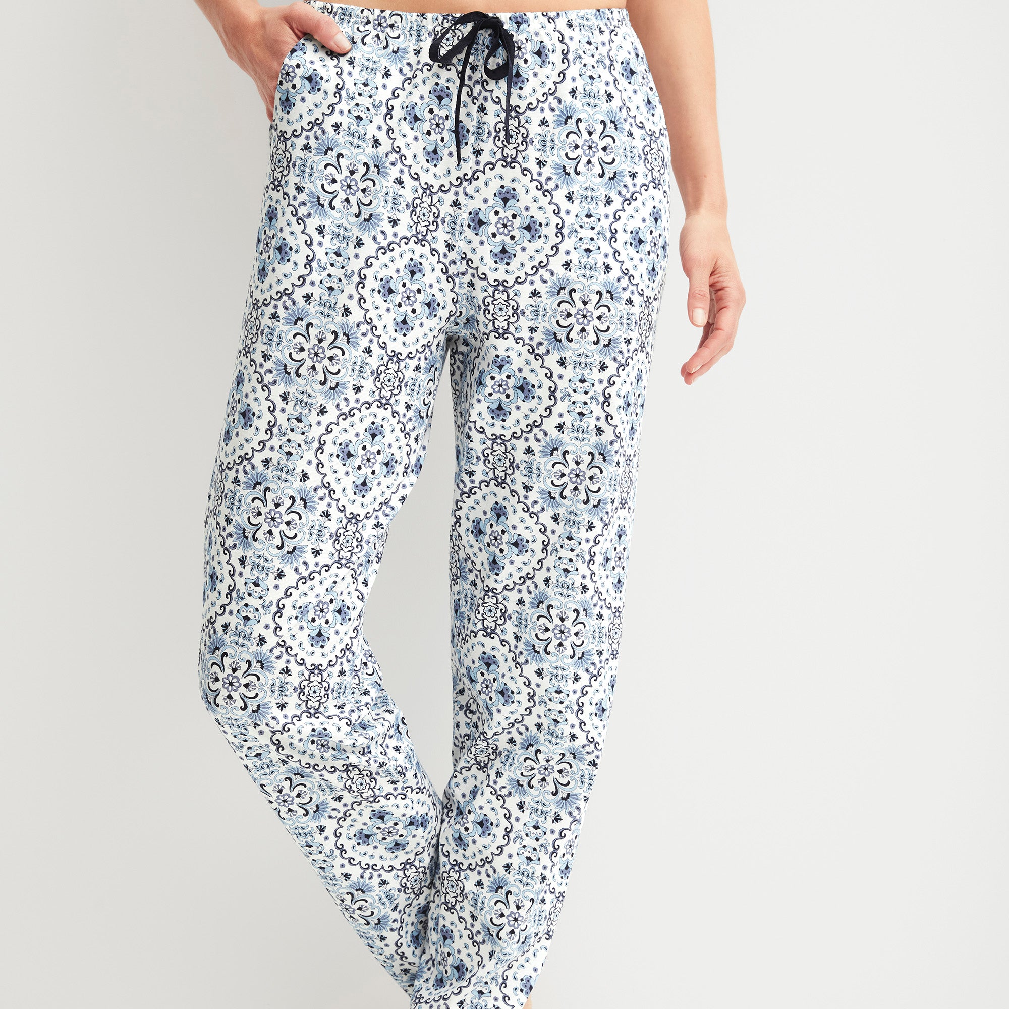 Calida Favourites Tiles Pants housut valkoinen mallin päällä