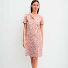 Calida Flower Nights Sleepshirt yöpaita puna-valkoinen mallin päällä