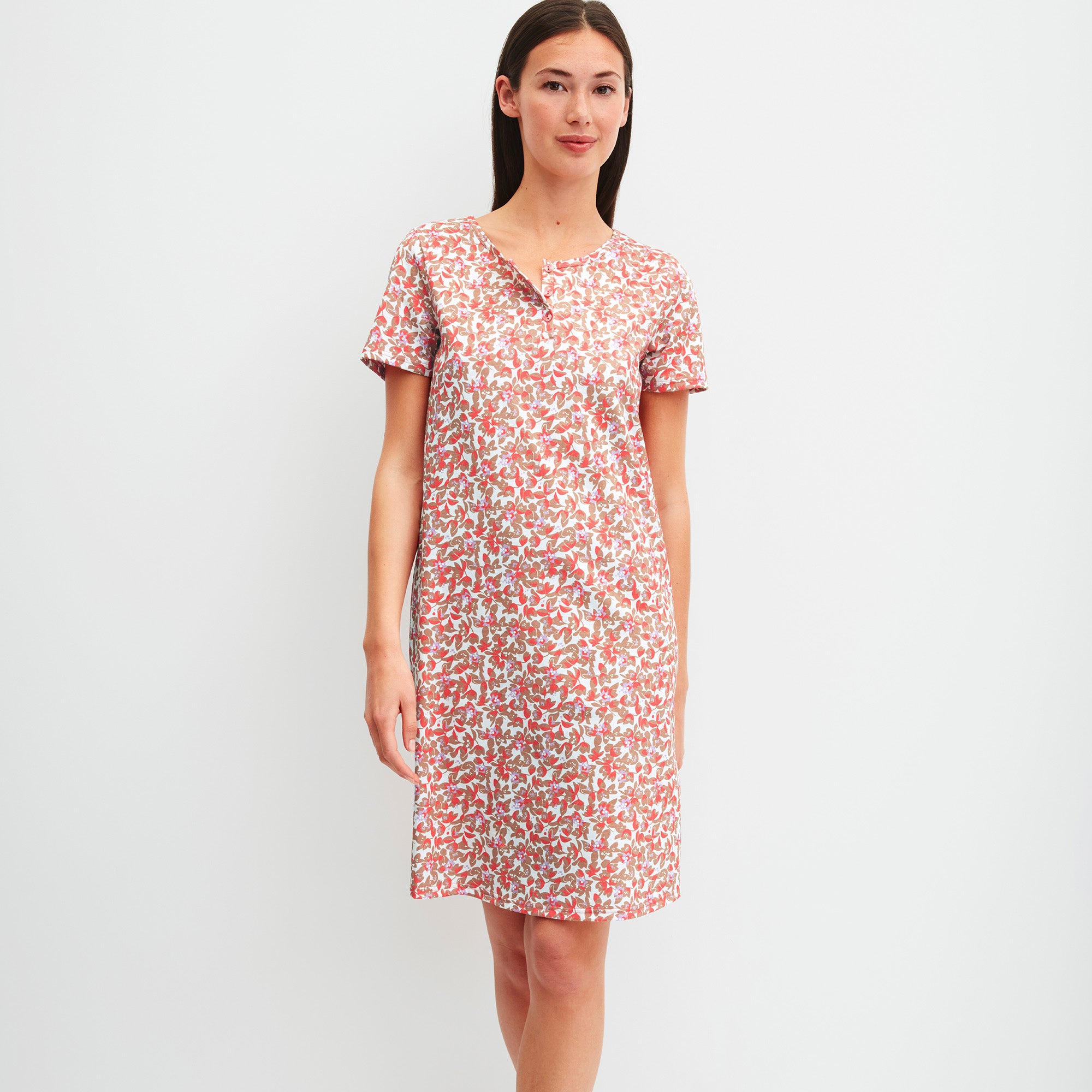 Calida Flower Nights Sleepshirt yöpaita puna-valkoinen mallin päällä
