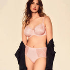 Louisa Bracq Julia Full Briefs korkeat alushousut nude roosa mallin päällä toisessa tuotekuvassa