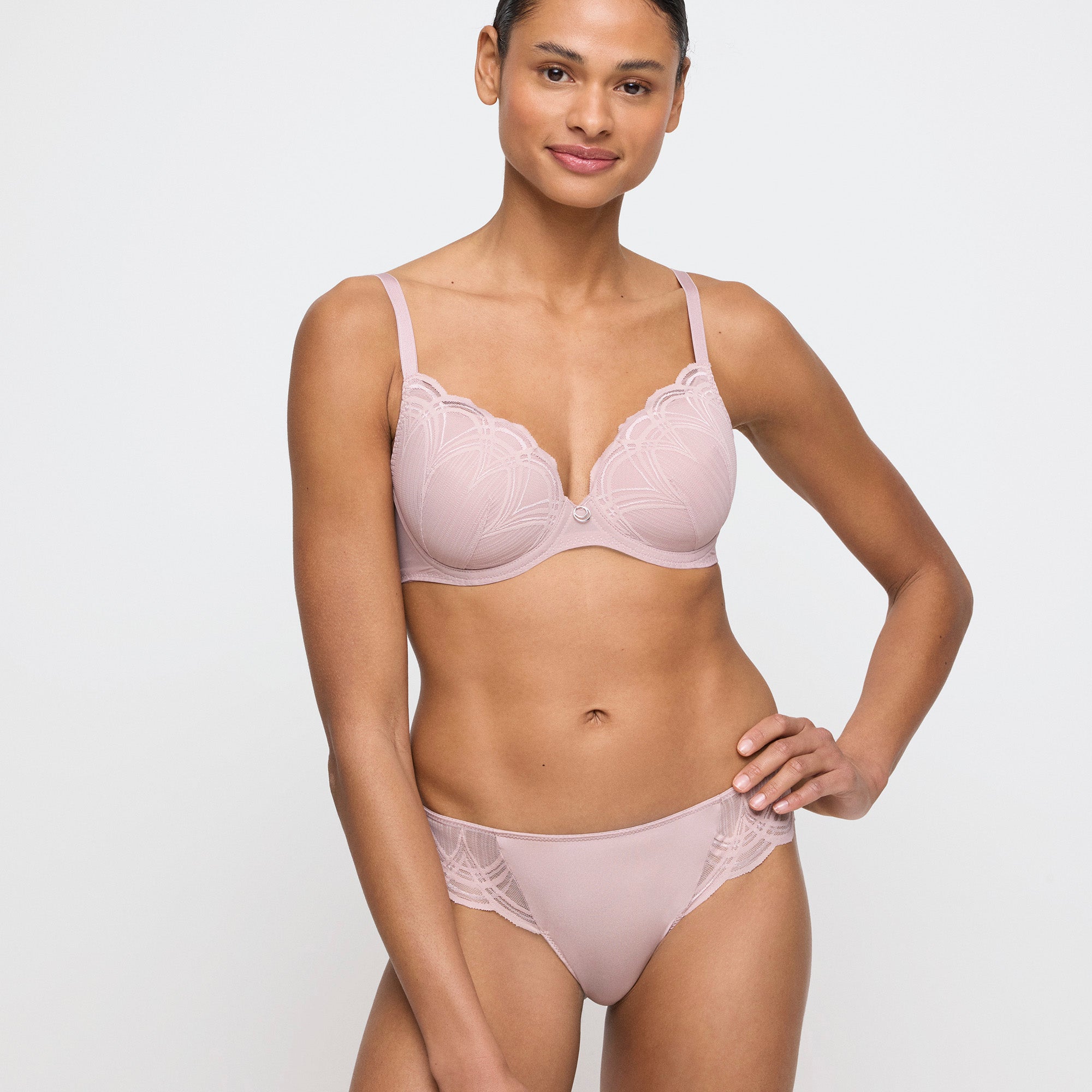 Marie Jo Cathia heartshape topatut rintaliivit rose nude mallin päällä