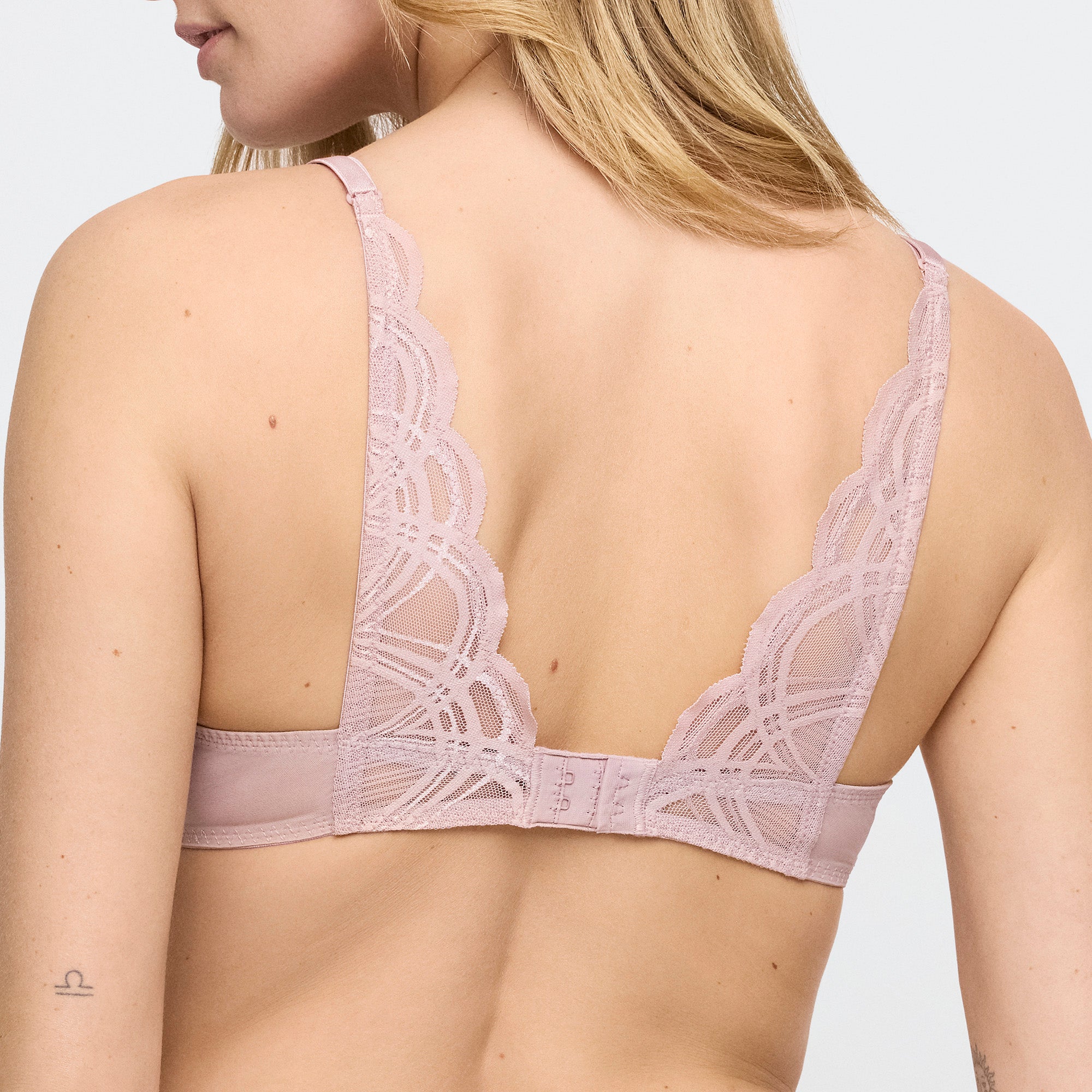 Marie Jo Cathia spacer-rintaliivit rose nude mallin päällä takaa