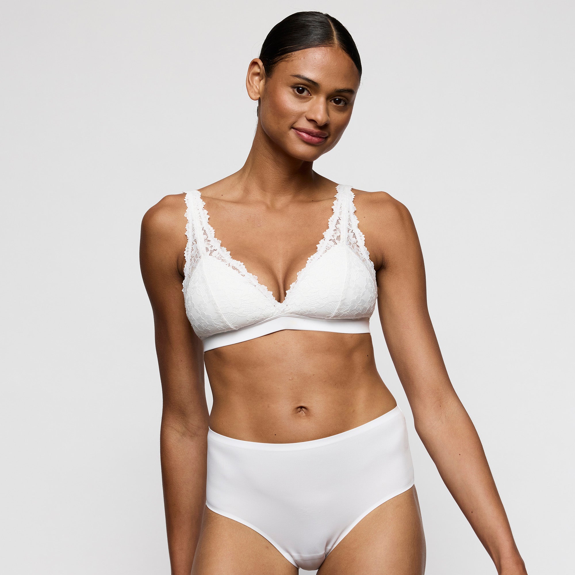Marie Jo Soft Studio kaarituettomat topatut bralette rintaliivit luonnonvaalea mallin päällä