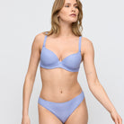 Marie Jo Tinjis Bikini Top bikiniyläosa vaaleansininen mallin päällä
