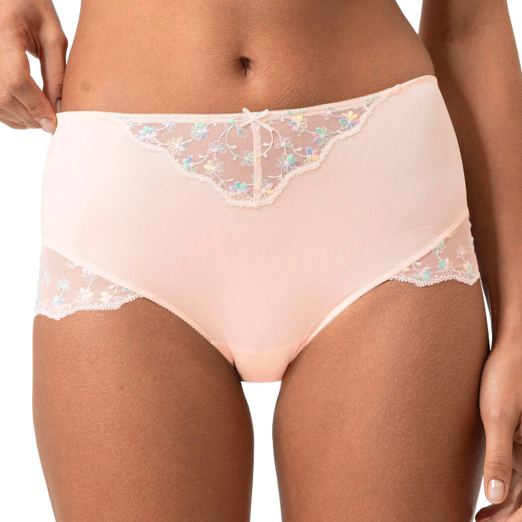 Mey Delightful Waist Pant korkeat alushousut persikkaroosa mallin päällä