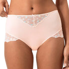 Mey Delightful Waist Pant korkeat alushousut persikkaroosa mallin päällä