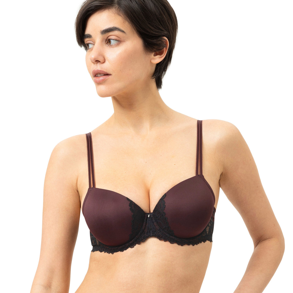 Mey Luxurious punaruskeat kaarituelliset kokokuppiset T-paitarintaliivit mallin päällä 