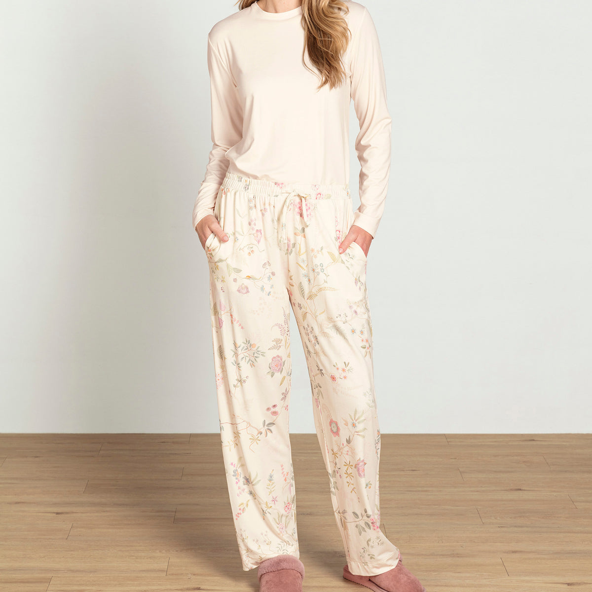 Pip Studio Belin pitkät kukkakuosiset pyjamahousut valkoinen mallin päällä