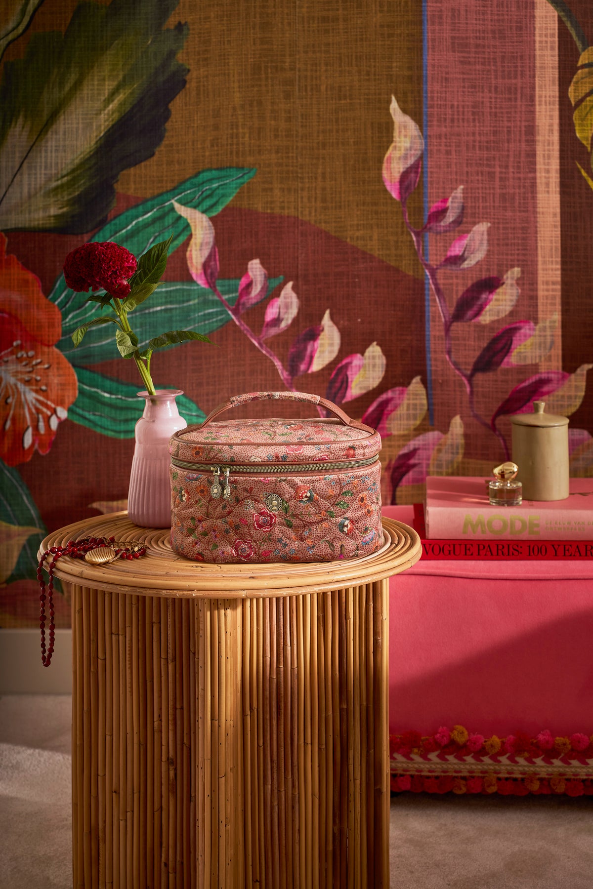 Pip Studio Cleo Flora Bangalore ruskea kosmetiikkalaukku sisustuksessa