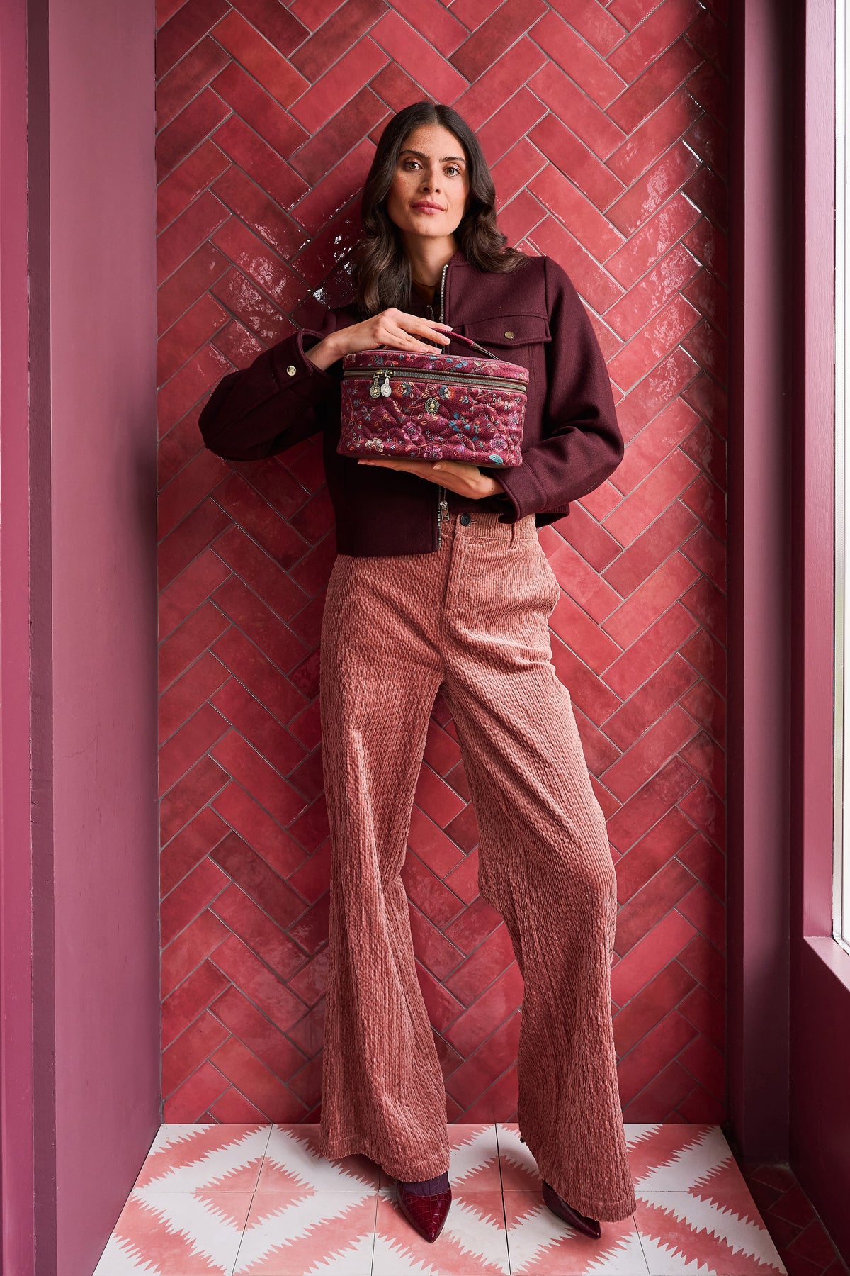 Pip Studio Cleo Flora Bangalore viininpunainen kosmetiikkalaukku käytössä