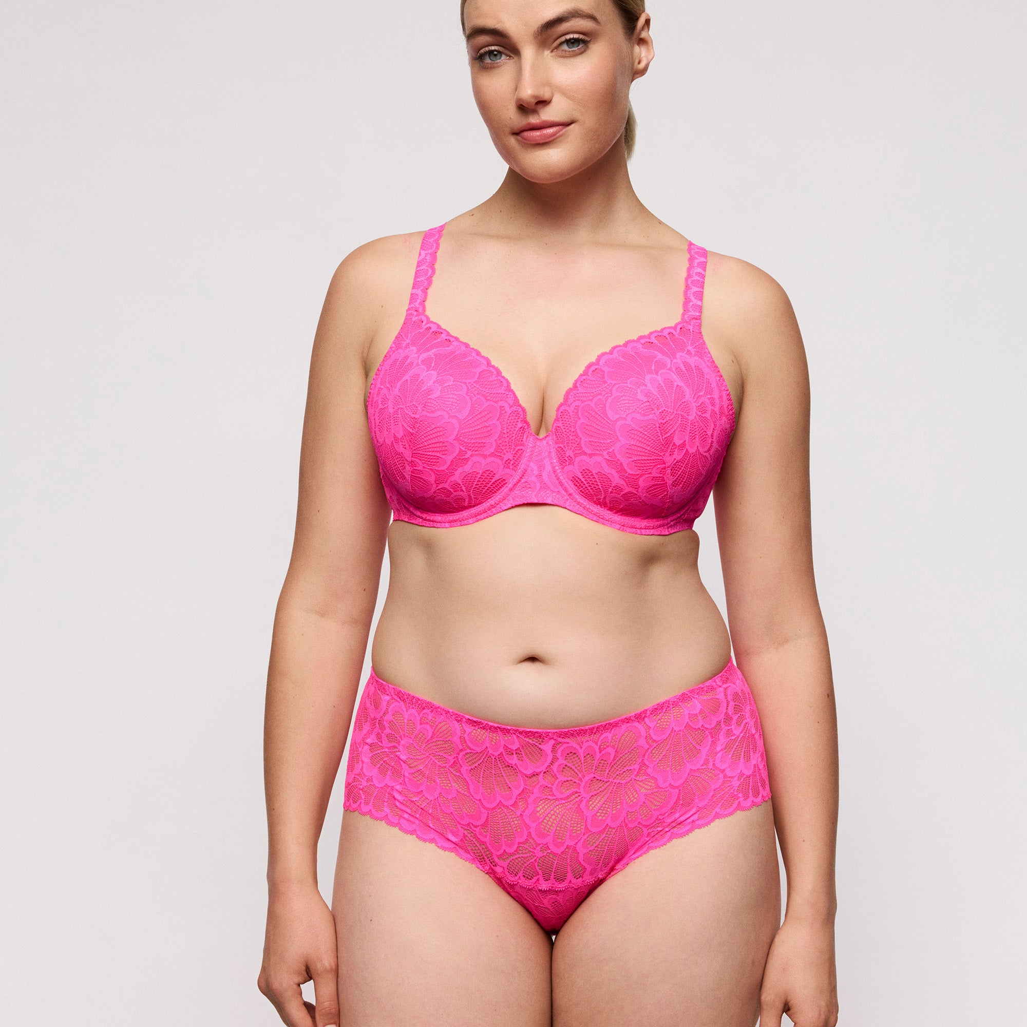 PrimaDonna Twist Mocuto hotpants-alushousut kirkas pinkki mallin päällä