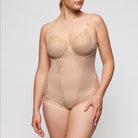 Prima Donna Deauville kaarituellinen body nude mallin päällä edestä kuvattuna