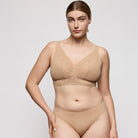 Primadonnan Salerno ihonväriset  kaarituettomat bralette-rintaliivit mallin päällä 
