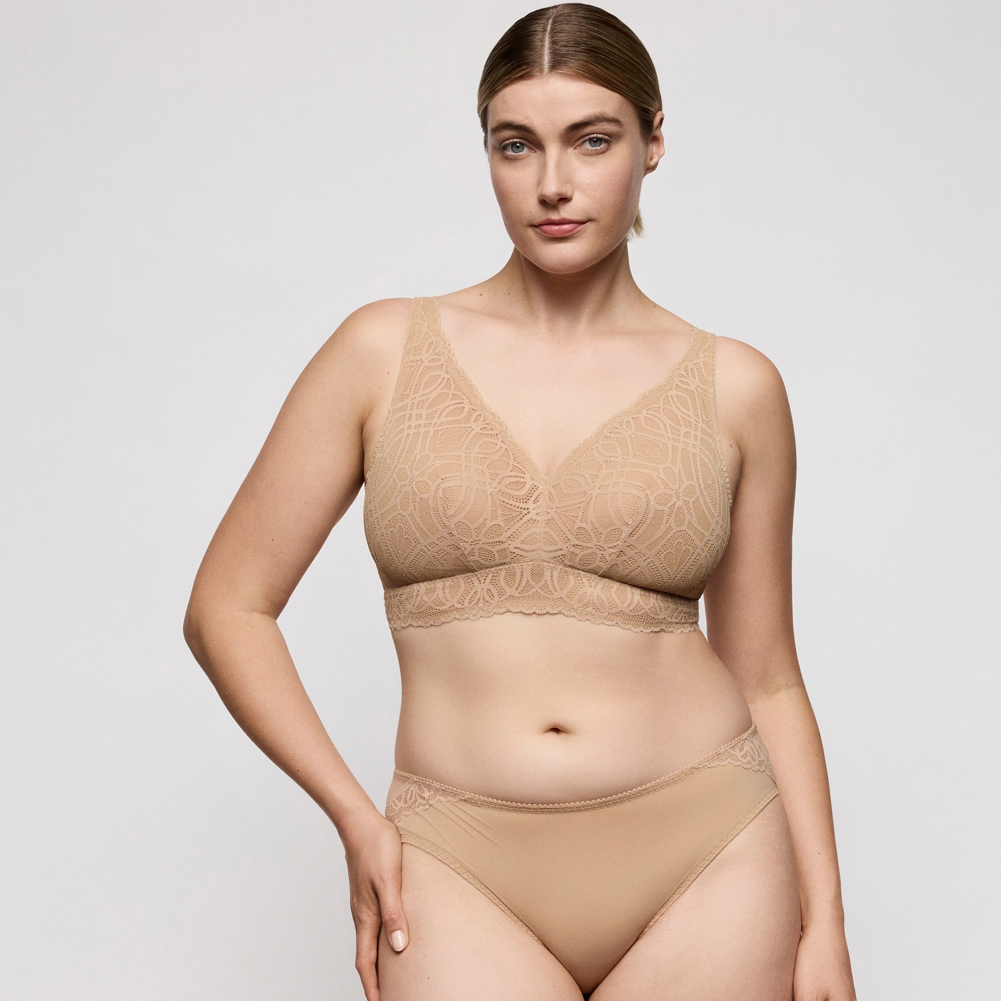 Primadonnan Salerno ihonväriset  kaarituettomat bralette-rintaliivit mallin päällä 