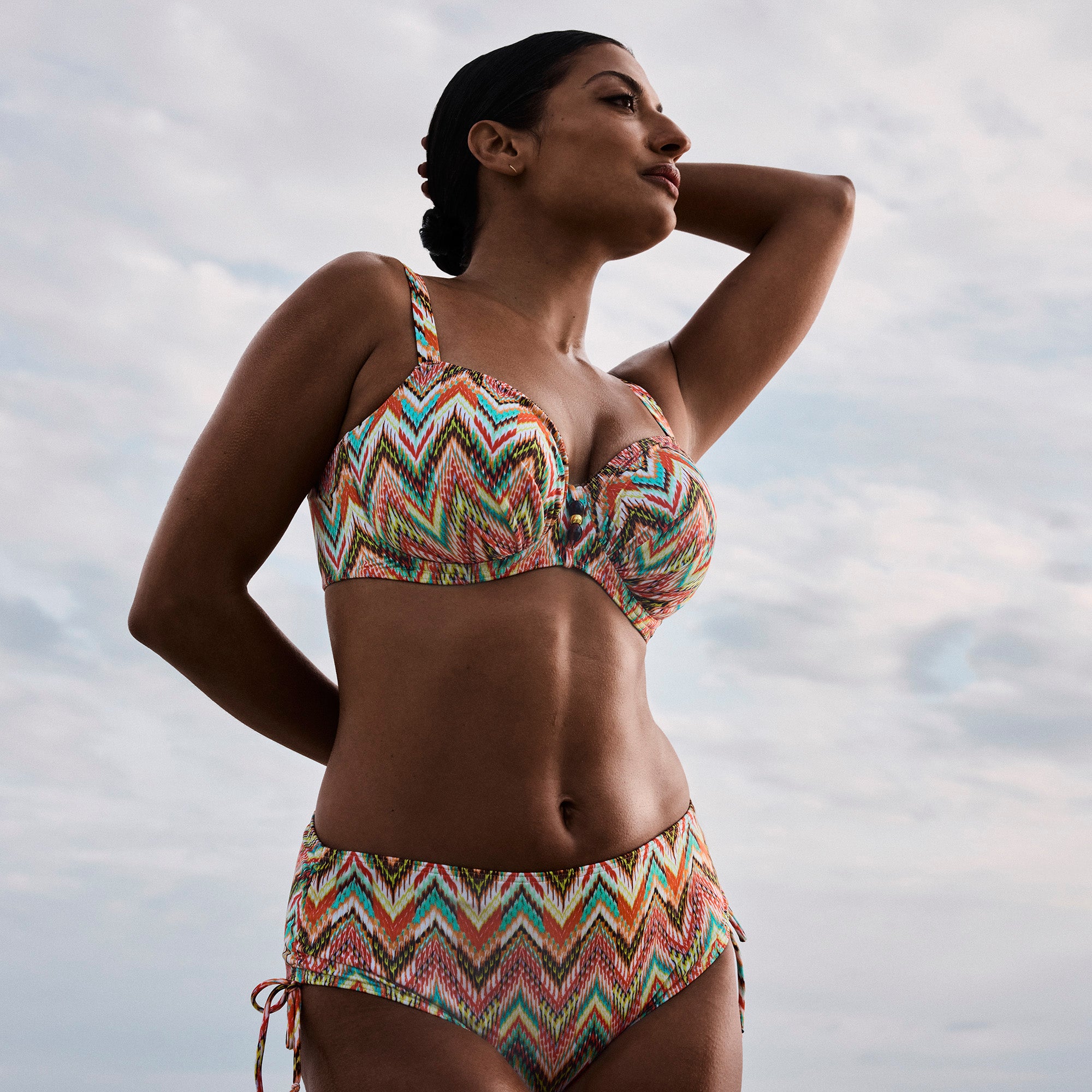 PrimaDonna Swim Tubou  kaarituellinen kokokuppinen bikinitoppi värikäs mallin päällä edestä