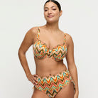 Prima Donna Tubou Full Cup Bikini Top bikiniyläosa ikat-kuosi mallin päällä toisessa tuotekuvassa