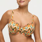 Prima Donna Tubou Full Cup Bikini Top bikiniyläosa ikat-kuosi mallin päällä