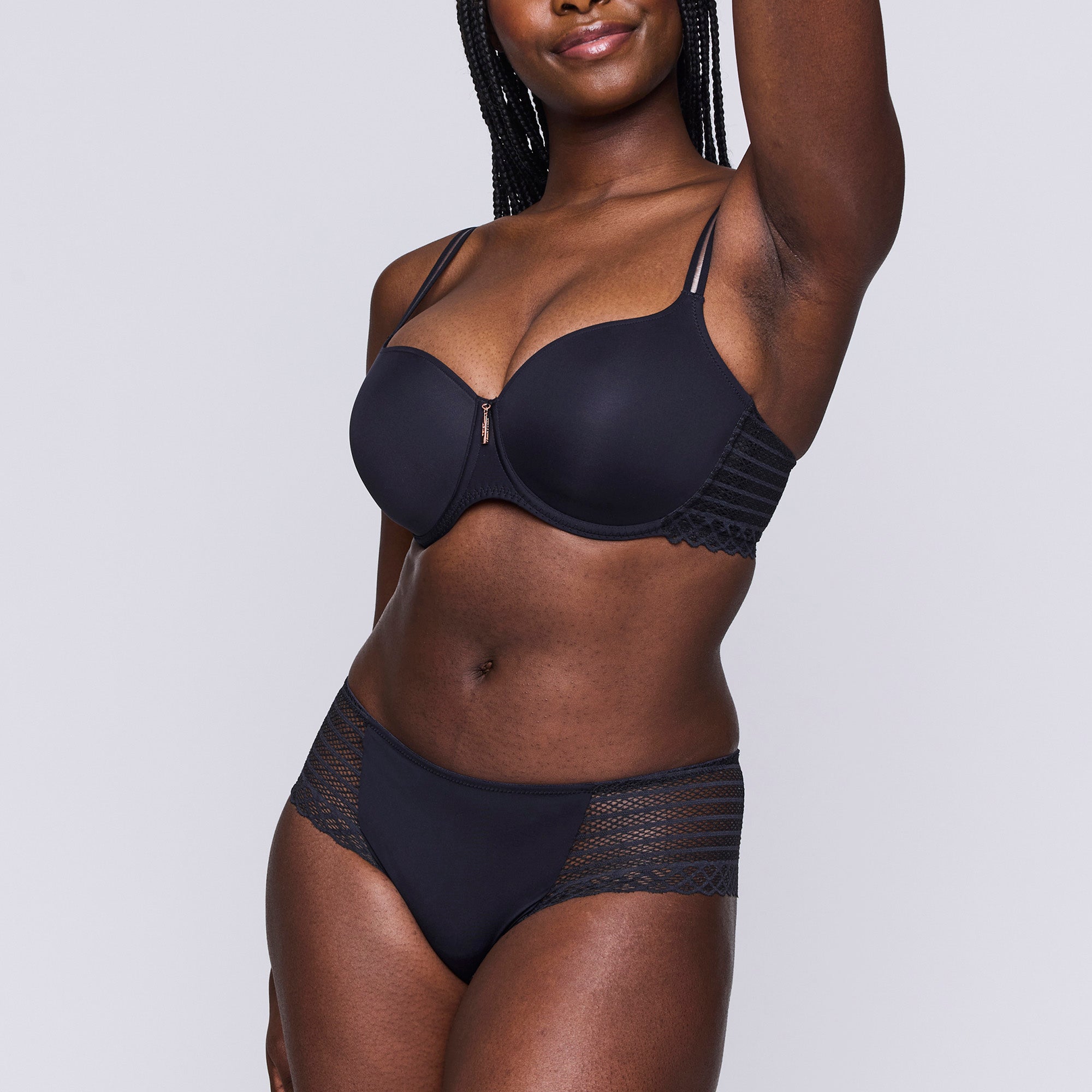 Prima Donna Twist East End T-paitarintaliivit hiilenmusta mallin päällä