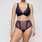 PrimaDonna Twist Wowgirl tummansiniset korkeat hotpants-alushousut mallin päällä edestä
