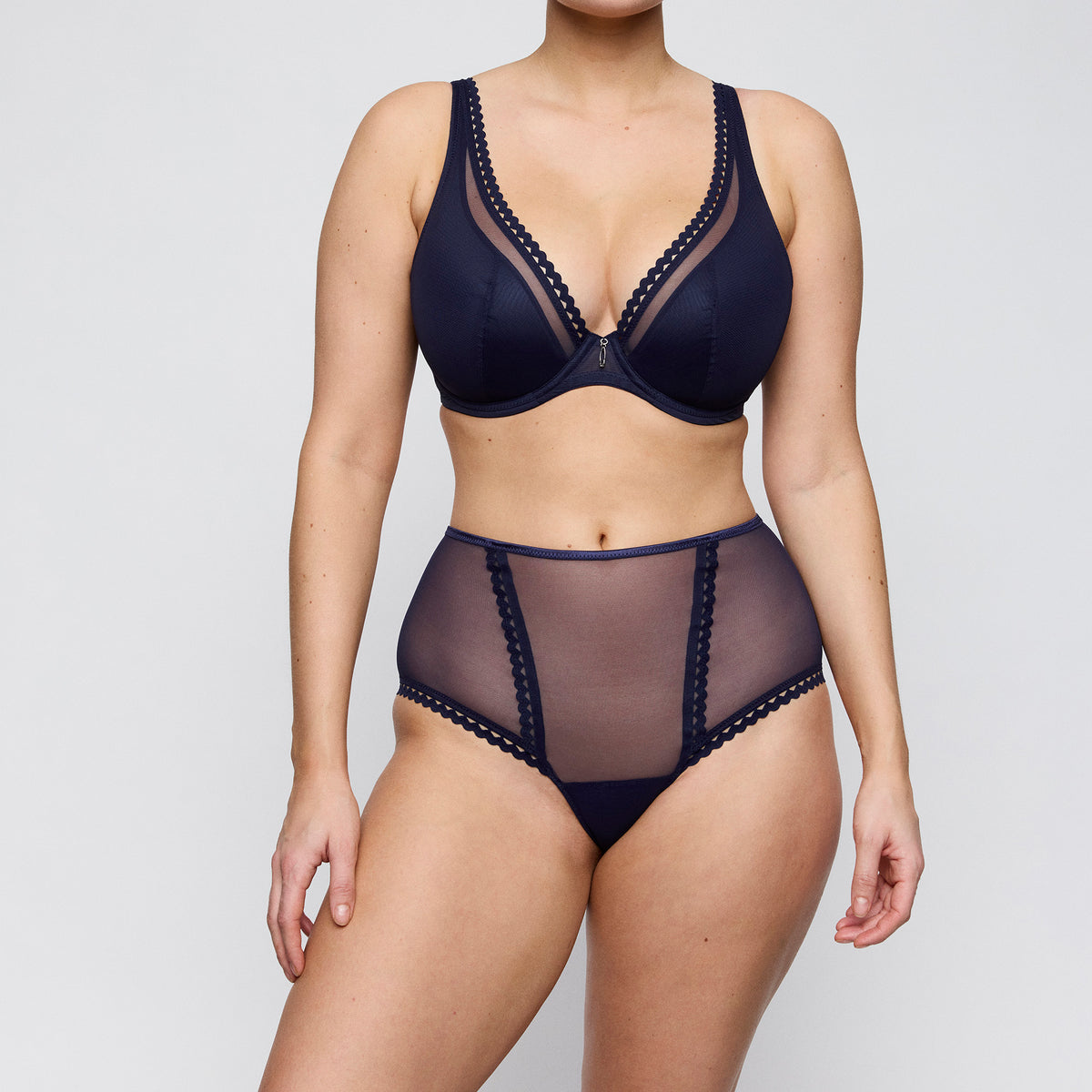 PrimaDonna Twist Wowgirl tummansiniset korkeat hotpants-alushousut mallin päällä edestä
